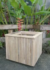 Pflanzgefäß 01A ist 43 x 43 x 38 (Innenloch ist 35x35x32cm H) aus Teakholz. 